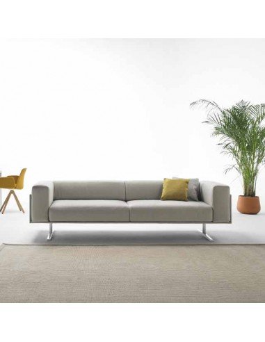 Sofa para sala de espera de diseño modelo Marcus, con patas de aluminio blancas.