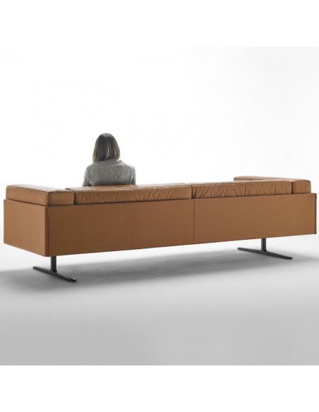 Sofá de diseño para sala de espera vista trasera, modelo marcus. En acabado polipiel marrón.