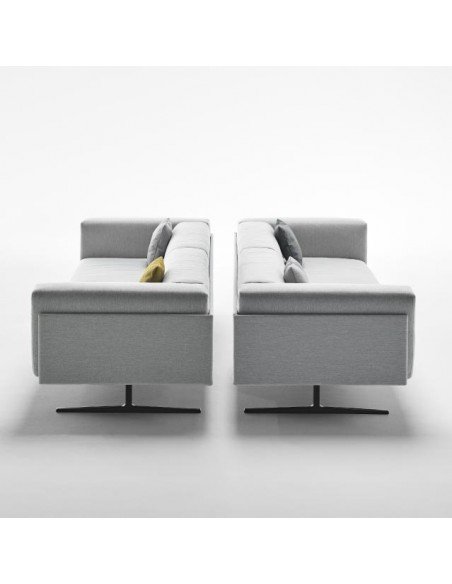 Sofás de diseño para sala de espera modelo Marcus, con patas de aluminio de varios colores.