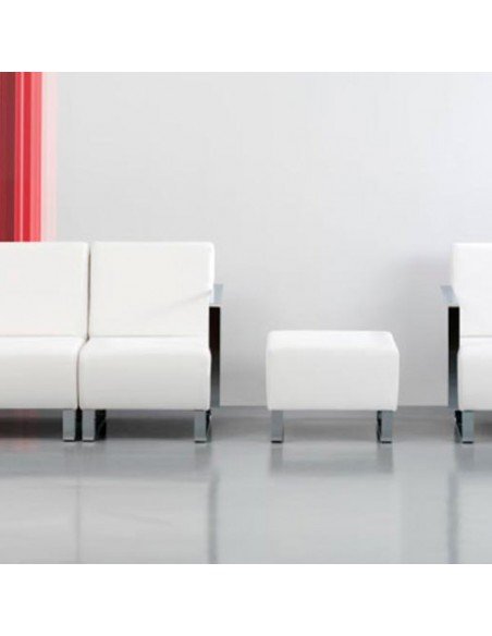 Composición de Puf y sofas en sala de espera tapizados en color blanco de la serie llamada Tempo.