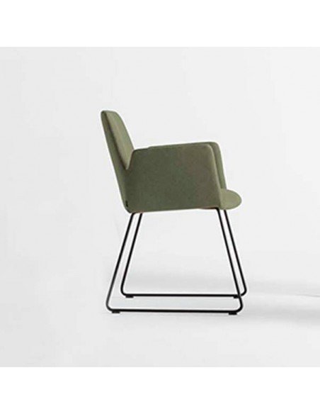 La silla Altea de Inclass con pie tipo varilla tapizada en color verde y estructura negra.