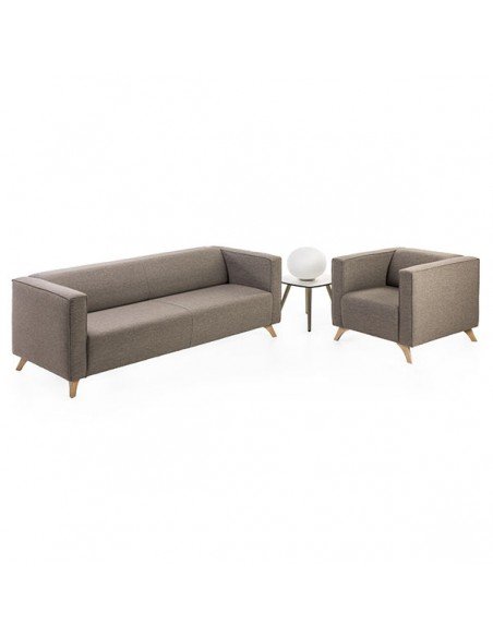 Composición de sofás de la serie Classic de 1 plazas, con mesita, y sofá de 3 asientos.
