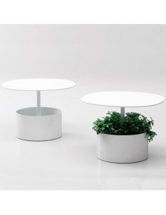 Mesa decorativa con macetero en la parte baja.