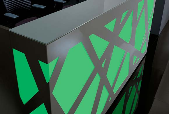 Foto detalle del frontal de plexiglass retroiluminado del mostrador minimalista Zig-Zag de color verde
