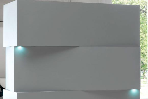 Foto detalle de la parte frontal del mostrador Zen de color plata, con las luces led y los rectangulos sobresalientes.
