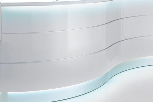 Foto detalle de las esquinas redondas del mostrador Abaco en color gris claro y repisa de cristal transparente.